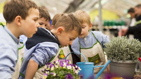 Elèves de maternelle et d’école élémentaire découvre le jardinage et nos métiers, chaque année en début de printemps.©SDJ